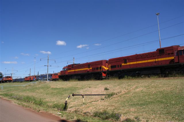 Another view of our 33s, contrasting with the orange and blue 35 diesels and 7E electrics. And to think it was not long ago that all locos had this clour scheme- very evocative of the past.