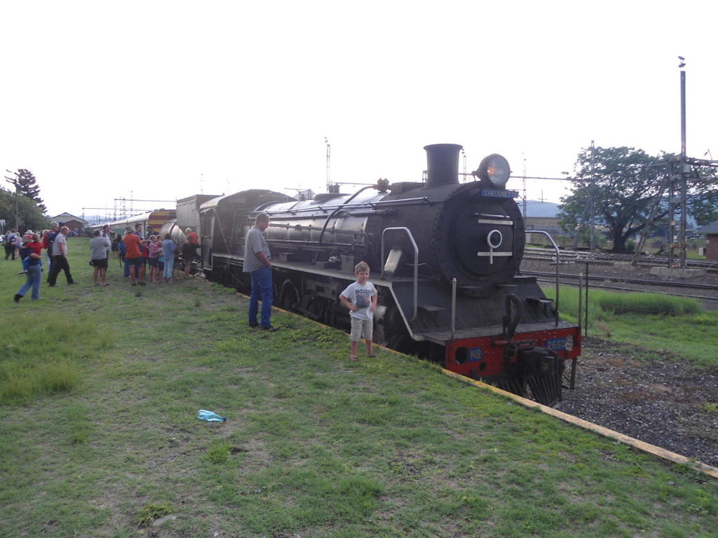 2650 stands in the platform at Hermanstad after arriving home 5 minutes early, as the sky darkens and thunder rumbles in the distance
