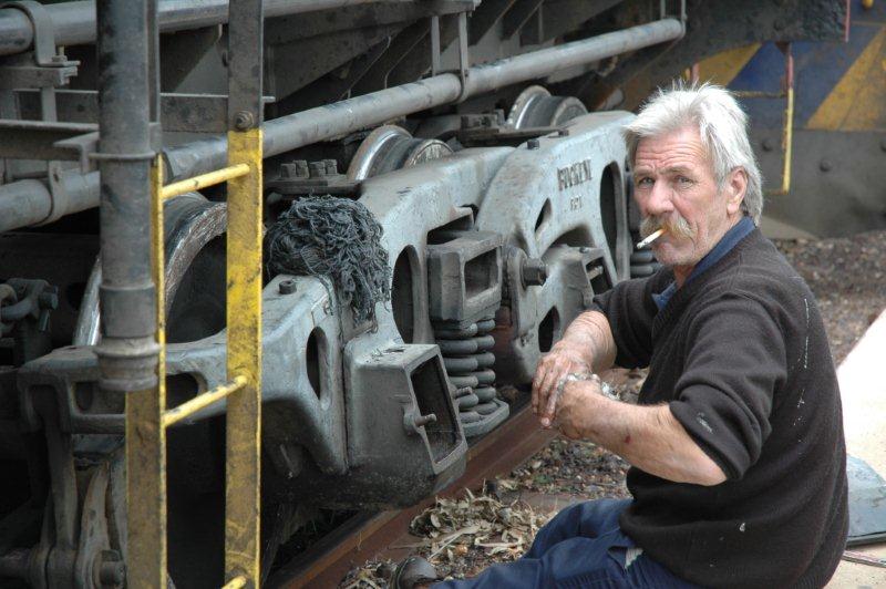 Willem Ras busy with the bearings and removal of the wool packings.