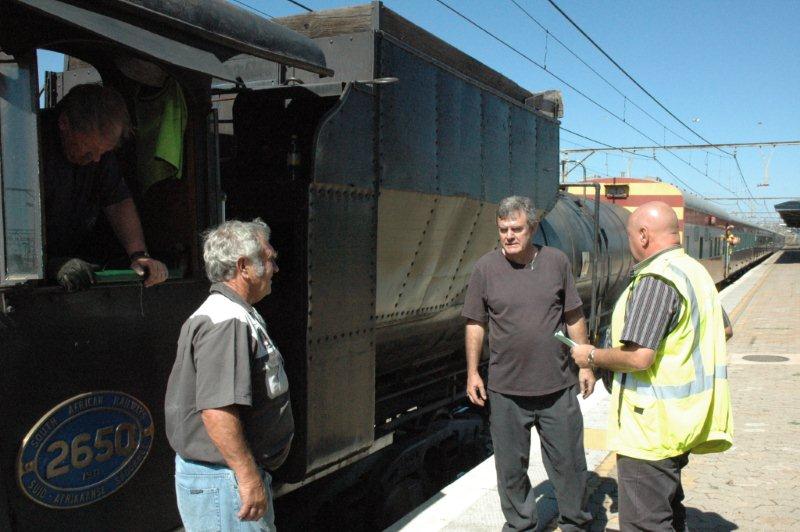 From Eerstefabrieke to Panpoort there is still Pilot working. The TFR pilot discusses with the footplate crew the instruction for the section