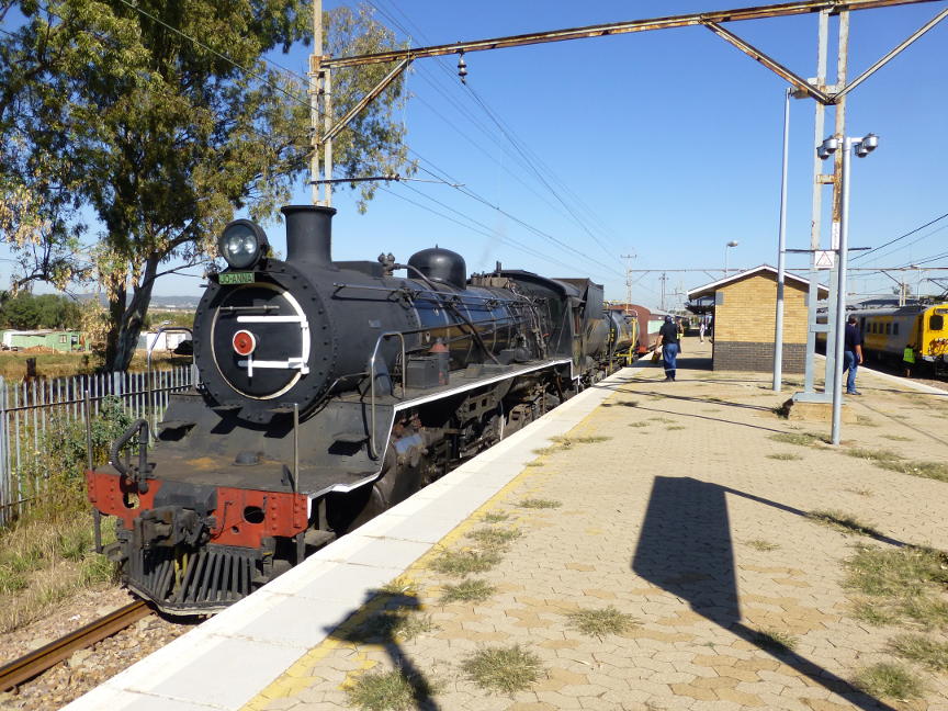 3664 stands at Eerste Fabrieke, where the route is reduced to single line with pilot working due to construction ahead. We had to wait there for more than one hour, as Metro trains had priority over us, and there seemed to be rather a lot of them.