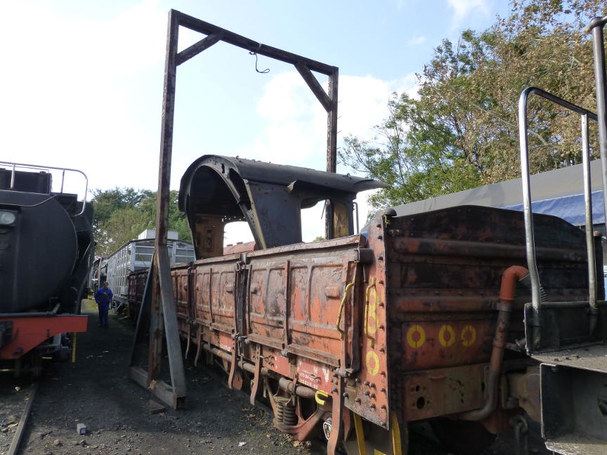 The DZ with an old cab on it has been shunted under the gantry.