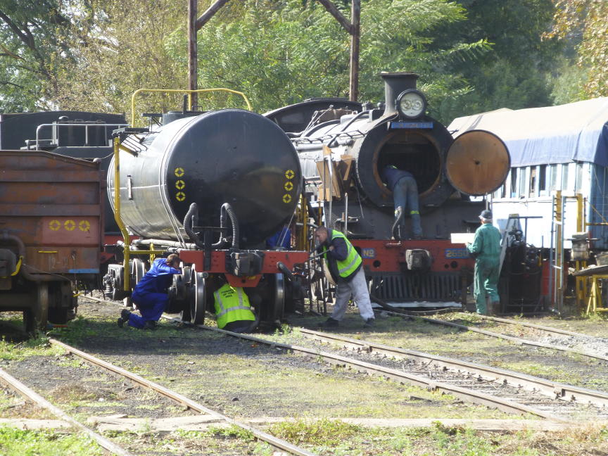 One team adjusts the brakes on the water tank while another prepares 2650 for a new tube.
