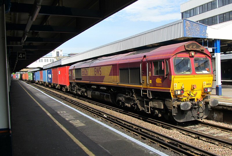 Class 66 and a container train at Southampton Central. There are a lot of these class 66's in Southampton working the container trains