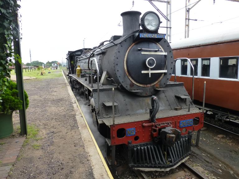 2650 stands for a while in the platform at Hermanstad during shunting duties