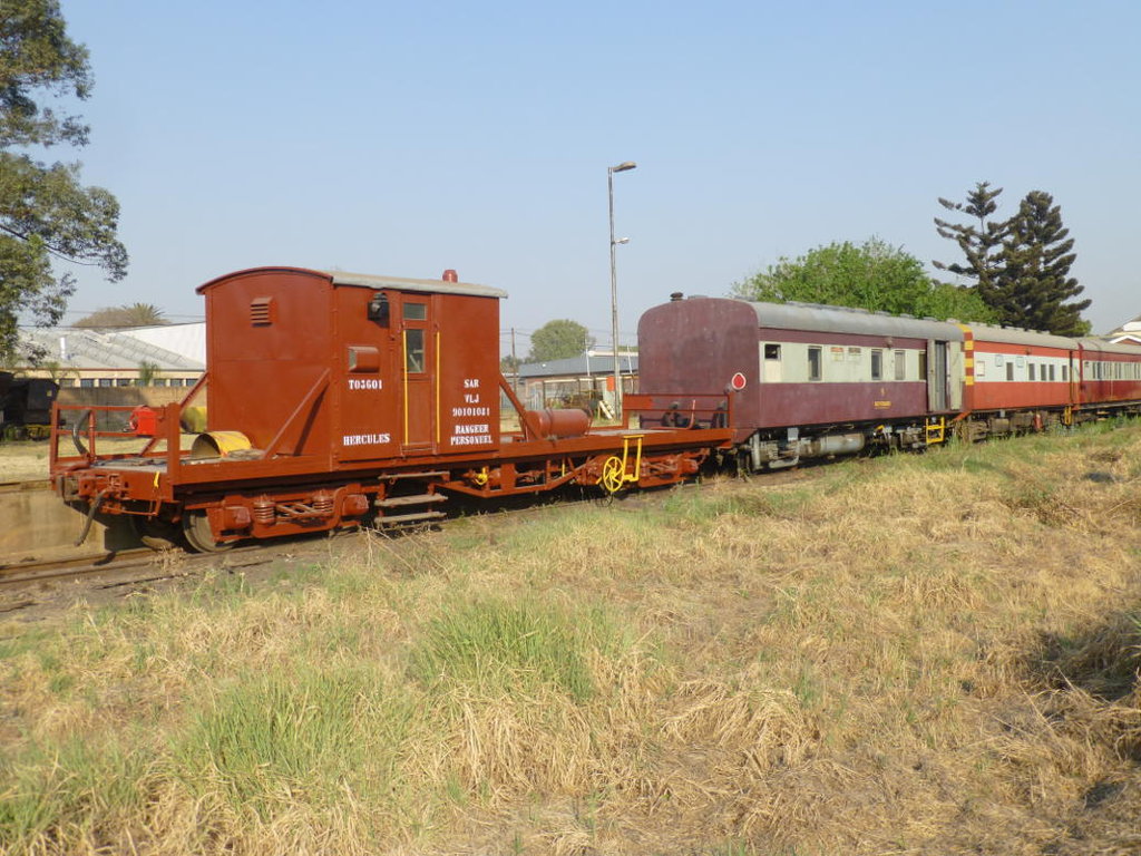 All in a row: newly restored shunter's van, then the Reefsteamers caboose, then the FOTR caboose.