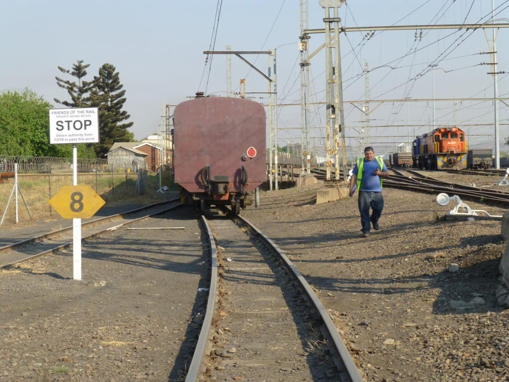 Guard Gabor walks alongside the rear vehicle directing the driver by radio as the train sets back to the stop board. The Hercules shunt cars are visible on the right.