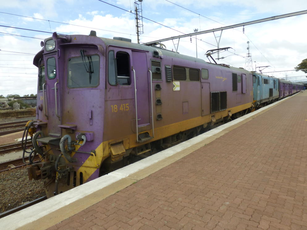 A pair of 18Es has already replaced the 7E at the head of the train.