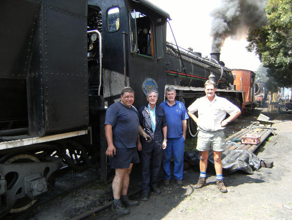 Stuart (2nd from L) poses with 2650 and three drivers, Gabor, Steve and Les.