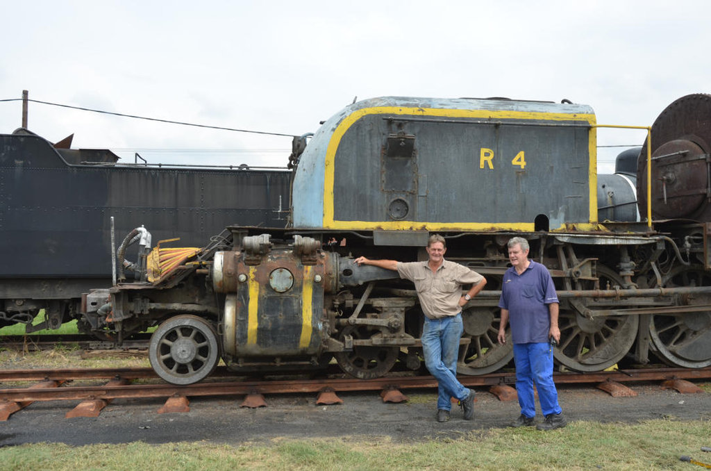 Les Labuschagne and Steve Smith discuss the successful placing of the first load on the new track.