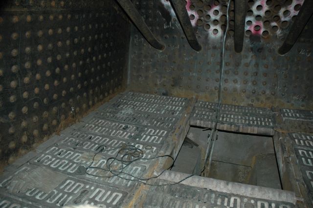 A few weeks ago, there was a huge pile of confusion in here. Now we have a sense of order. The firegrates have been fitted and coupled up inside 3117's firebox. The dropgrate needs fitting as well as the dummy grates at the front end. Soon a lively fire will be dancing on these floors!