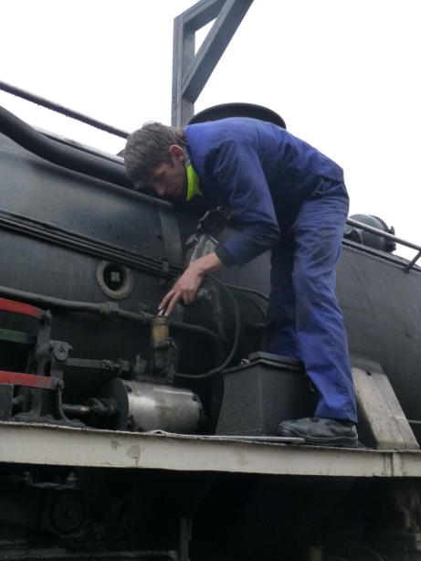 Topping up the steam reverser with valve oil