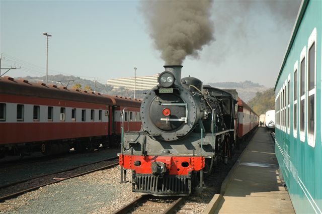 3664 alongside the Baluleka train<br /><br />Photo by Nathan Berelowitz, 15/07/07