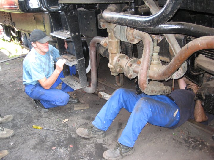 Steve checks the drawbar while Les looks on