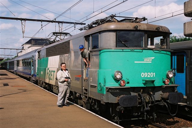Having had a fantastic cab ride and being given the chance of driving this unit at 160kph, the photographer rewarded the driver with a Spoornet cap. Pictured alongside is Monsieur Olivier Herubel of the SNCF, steam lover and friend of FOTR. Pictured here at Versailles station.