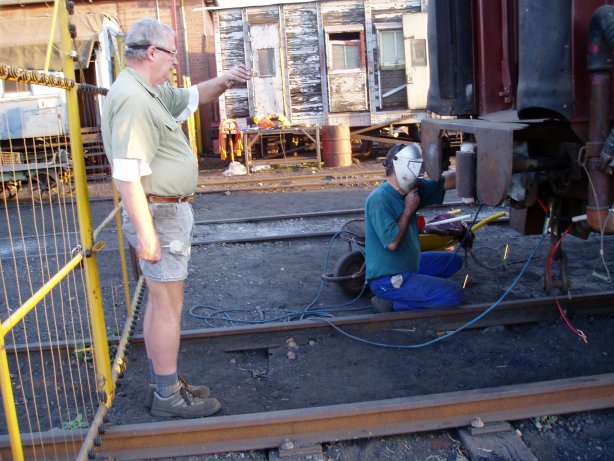 Tom looks on while Steve welds the other end<br /><br />Photo by John Ashworth 18/08/07