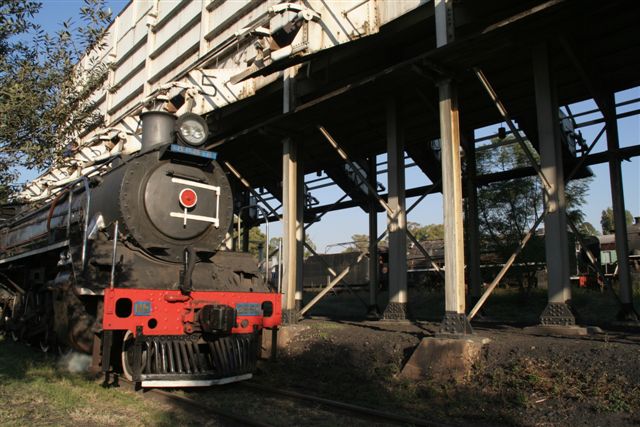 Cheugnette at the coalstage - 3094 stands nearby, staged out of service.