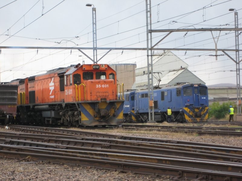 35 601 and 35 277 are the shunt cars, with electric units standing in the background