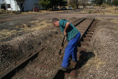 Steve single-handedly tries to introduce 4 foot 8 1/2 inch gauge to South Africa<br /><br />Photo by Chris Janisch 19/08/06