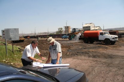 Steve explains the site plan<br /><br />Photo by Chris Janisch 25/10/06