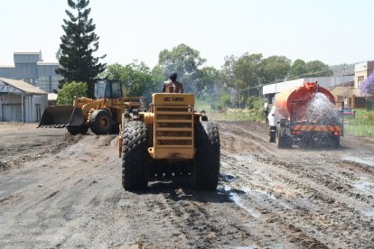 Earth-moving 3<br /><br />Photo by Chris Janisch 25/10/06