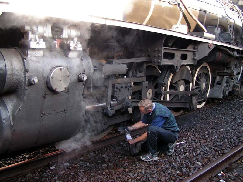 Driver Flip Reimers, polishing tyres