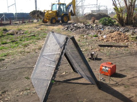 The almost-completed ballast sieve, with the back actor working in the near distance and two of a set of five 18Es in the marshalling yard visible in the far background