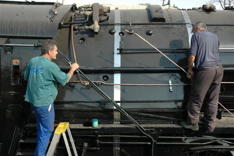 &amp;quot;NOW ABOUT THAT PIPE.ER...ER...LETS TRY THIS THEN!!&amp;quot;<br /><br />STEVE SMITH ASSISTS JOHN DADFORD IN THE IMPORTANT DECISION MAKING. IS THE<br />LUBE PIPE CONNECTED TO THE FLU PIPE, ..!<br /><br />CAPITAL PARK, 15F 3117, 19 MAY 2007