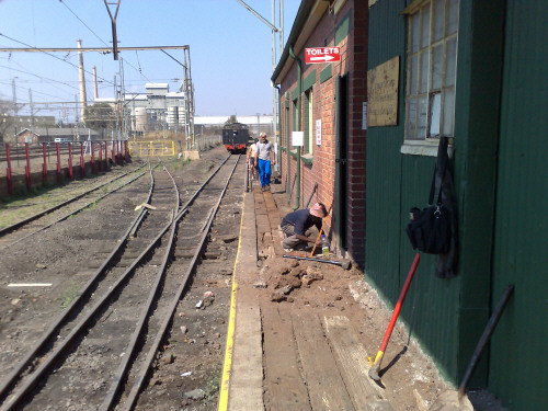 It was decided to finish off the narrow platform with sleepers instead of concrete; good decision!