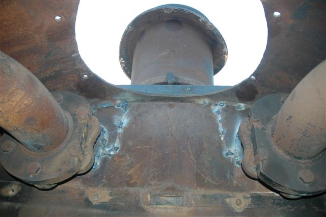 Seldom seen view. The removed chimney and petticoat of 15F 3117 allows one to have a closer look and to carry out welding repairs. Behind the baffle plate doors are the elements in the tubes.