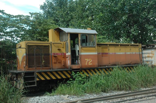 Makassan workshops in Bangkok has a number of dumped locomotives on the outer lines. Here is a shunt diesel
