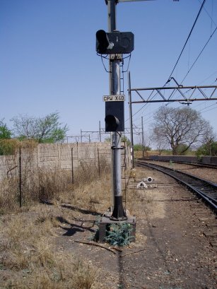 CPW X40 - a repeat signal shows no aspect when the main signal is at danger