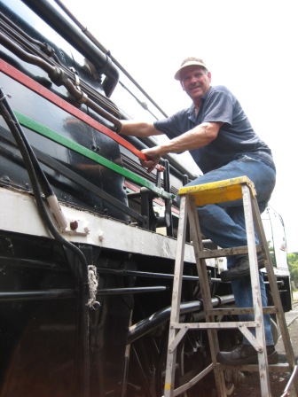 Frik polishes the loco