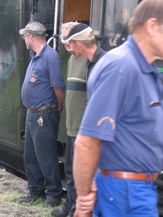 A bored footplate crew at the end of the day. Cliff and Dewald chat amongst themselves while John looks to see if anything is happening out there. Robert walks in front of the camera