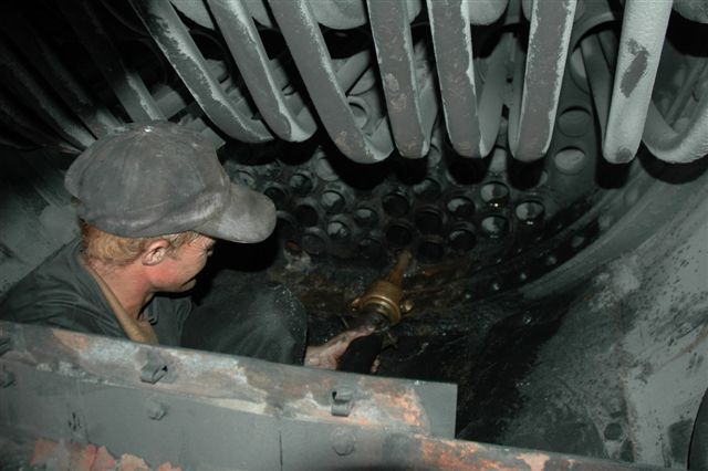 A closer view of Spikkels holding the brass washout nozzle in position, deep in the smokebox at the tube plate. One can clearly see the elements and tubes