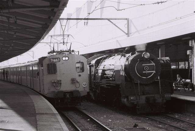 Pretoria main station was a hive of rail activity some years ago. The daily steam hauled departures with the Rovos Rail Cape Town trains provided a steamy atmosphere whilst the Metro sets carried on their everyday activities, oblivious to the green luxury train alongside.