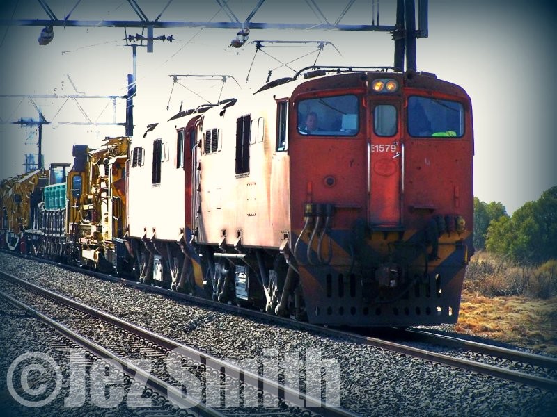 E1579 heads an engineers train for Beacosfield at Slypklip.