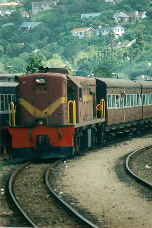 32 with the Choe Choe enters Knysna New station