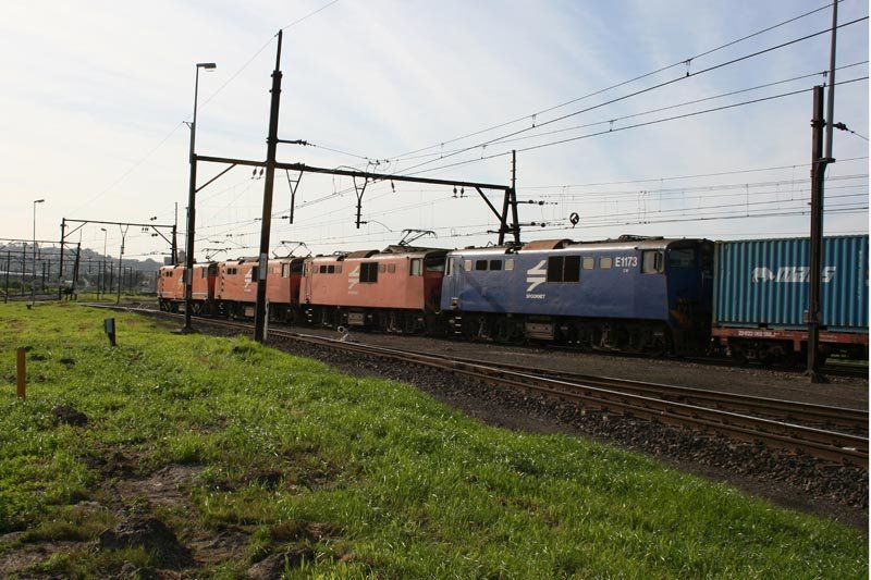 With freight coupled up rolling for JHB. Note the last 6E is dead. The freight that arrived also had 4 Loco's with the rear one dead.