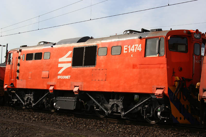 6E1 1474 arrives with a Freight from JHB.It looks like its just come out of the paint shed