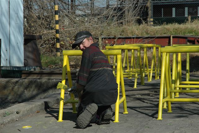 Ready to perform the railway olympic trestle sprints, is "Spikkels", armed with paint brush to touch up any spots missed as he takes flight over them!