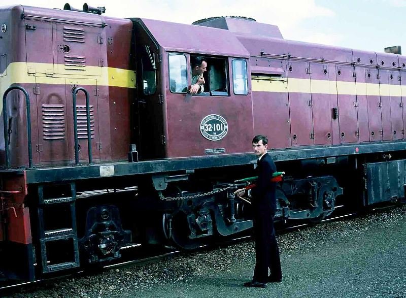 Chatting with the driver while waiting for the correct permisive time between trains