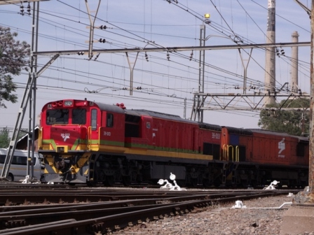 Class 39 100 series at Hermanstad with the factory in the background