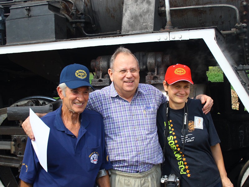 Former FOTR chair Nigel Randall flanked by Uncle John and Miemie<br />03/11/07 K R Wilson-Smith