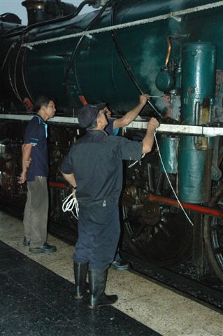 Crew busy getting the air pump to function correctly.