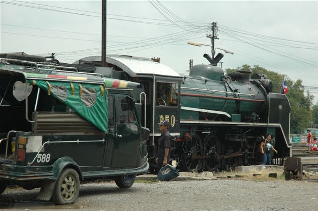 Train and Tuk tuk at Ayutthya.