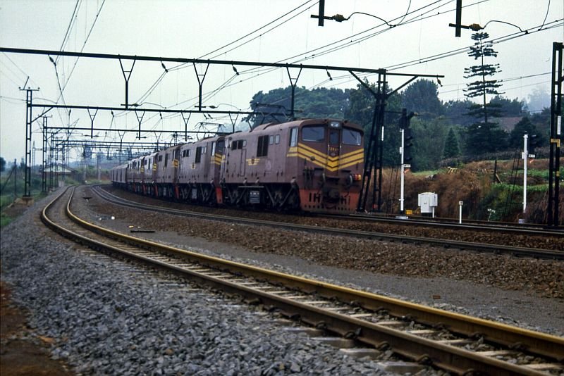 Six 6E1 engines with freight train near Vryheid 1987.jpg
