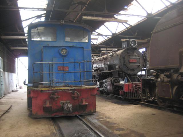 4721 is left standing alongside the steam locos - 3020 in the background, 5918 in the foreground